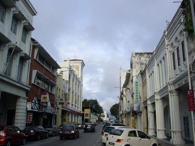 DAY2：イポー到着、食い倒れる。<br /><br />約7時間半の行程で、早朝イポーに到着〜。<br />日が明けるのを待ち、さっそくイポー市内をJalan Jalan♪<br />古めかしいショップハウスが立ち並ぶ、情緒あるイポーの街並み。