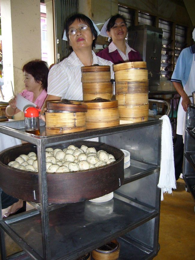 お腹すいた〜！！！！というわけで、飲茶屋さんへLet's Go！<br />初のワゴン式飲茶にドキドキしつつも、あまりのおいしさに感激し、無言で食べまくる私。<br />おいしかった〜〜。