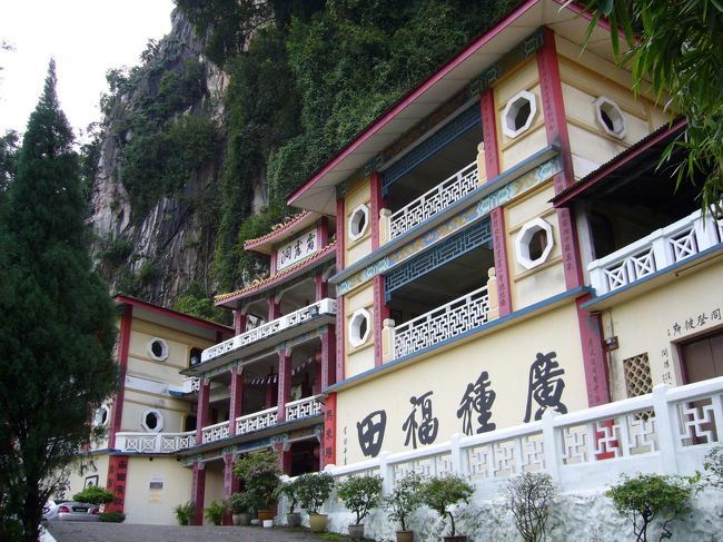 タクシーで郊外の観光へ。<br /><br />まずはイポー近郊の随一の見所・ペラトンへ。<br />お寺内部は、洞窟になっています。