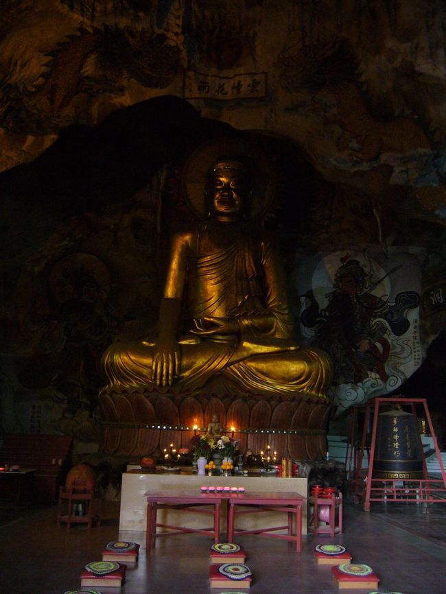 ペラトン内部へと進むと、まずは大仏さんがお目見え。<br />ナームー。<br />