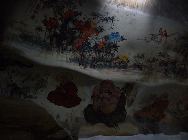 内部には、壁画が一面びっしりと描かれています。<br />モチーフは、ブッダ、観音様、恵比寿様などなど、めでたいもののオンパレード！