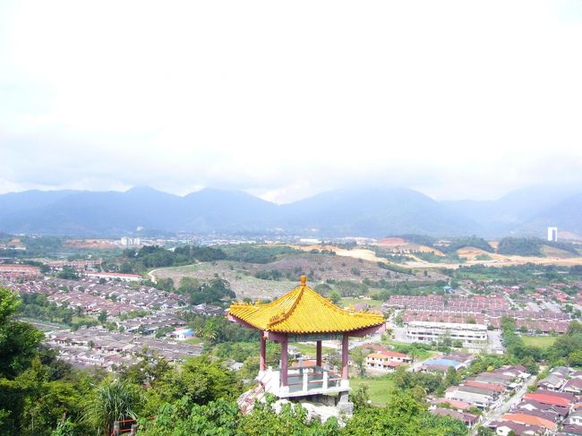 お寺の管理人(？)のオジチャンが「裏の階段上ってみな。いい景色が見られるよ」と。<br />少しお布施を払い、長〜い階段を上ってみたら、こんな素敵な景色が広がっていました。<br />足はガクガクだけど、風が気持ちいい！