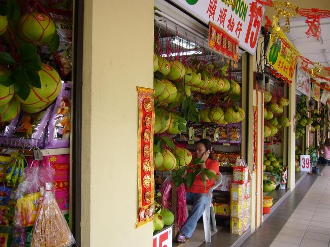 サンポトンの近くに位置する、ポメロ屋さんが並ぶ通り。<br /><br />ポメロとは、イポー名産の大きな大きな柑橘フルーツ。<br />お味はグレープフルーツと似た感じ。<br />味見させてもらったら、うまい！お土産に1個購入。