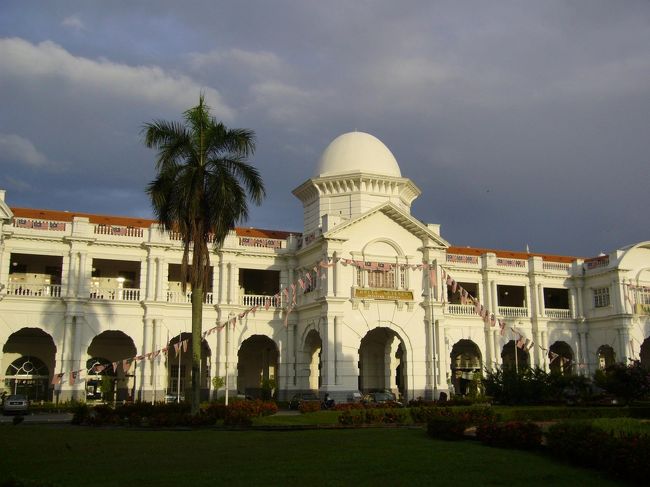 イポー鉄道駅。<br />別名『マレーシアのタージマハル』？<br />白亜の外観が美しい、素敵な建物でした。<br /><br />しかも、この鉄道駅にはホテルが併設されているとのこと！<br />今夜のお宿、即決☆