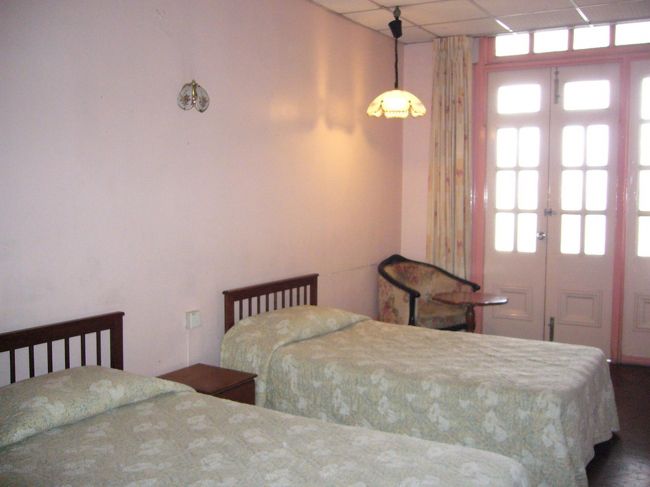 「マジェスティック・ステーション・ホテル」のお部屋はこんな感じ。<br />時代を感じさせるインテリア(笑)だけど、広いし、居心地は良かったです。<br />1泊MYR88で朝食付。