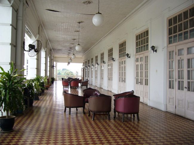 お部屋の前の、広〜い(長〜い？)テラス。<br />宿泊客は、ここで本を読んだり、おしゃべりしたり。私は1人でビール飲んでみたり(笑)。