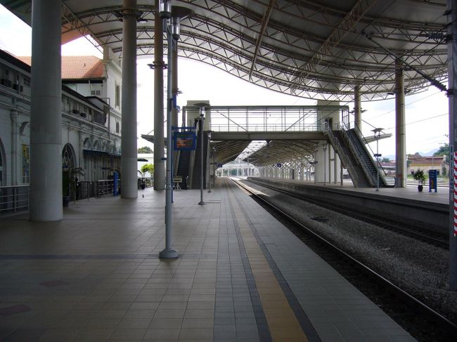 ホテルの下から、鉄道駅に出てみました。<br />電車は1日に数本しかないようで、人もおらず、寂しいホームの風景。<br />