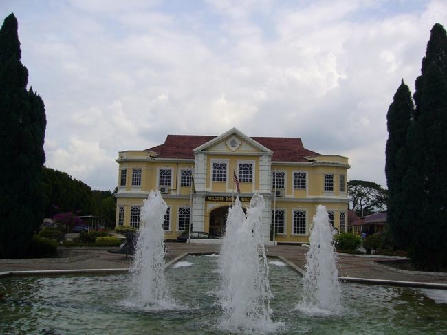 ホテル近くの博物館を見学。<br />観光客の少ないイポー、記帳ノートをチラ見したら本日の見学者は私でなんと2人目(ちなみに私が訪問したのは閉館1時間前)！<br />暇だったのか(？)、受付のおじちゃん達から妙にからまれる私(汗)