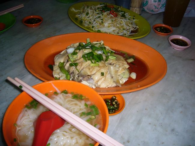 お待ちかねの夕ご飯♪<br />現地で知り合った華人ファミリーと一緒に、イポー名物・タウゲアヤムという料理を食す。<br />ジューシーでやわらかいチキンと、しゃきしゃき噛み応えのあるモヤシの、ベスト・コンビネーション！<br />おいしー！！<br />勧められるまま、がむしゃらに食べることに集中してました。<br />