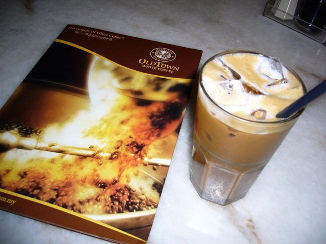 ホテルに帰る前に、イポー名物・ホワイトコーヒーで一息つく。<br />薫り高く、本格派のコーヒー。<br />シンガにも上陸しないかしら？<br />