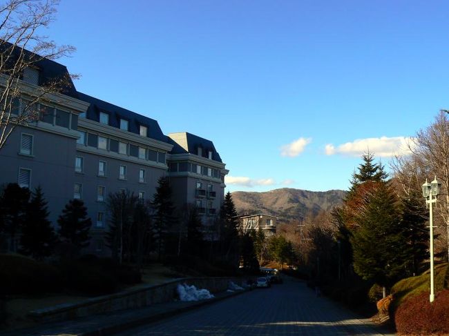 雪が残る坂を下っていきます