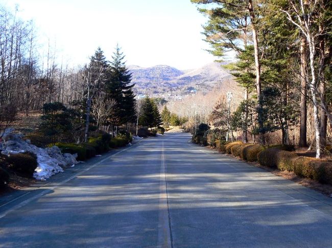 無人のホテルアプローチウェイ