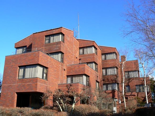 冬季はクローズされて全てのお部屋のカーテンが閉ざされています