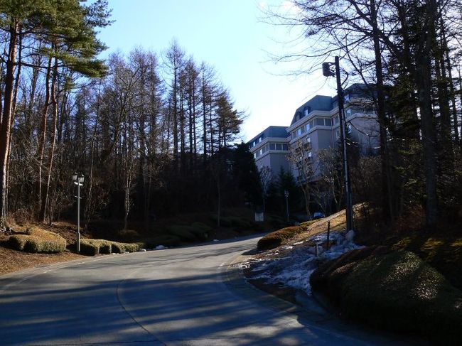 急坂を息を切らせて登っていきます