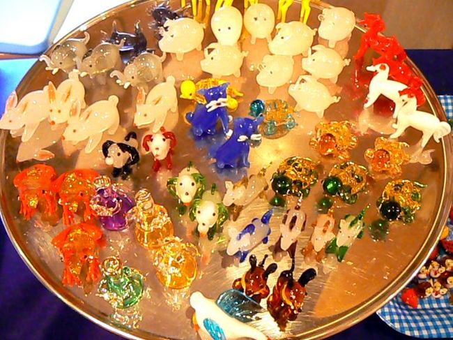 ガラス細工の小物を置きます