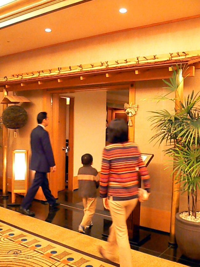 今回の旅行最後の夕食は日本料理レストラン 花木鳥で頂きます<br />レストラン前に行くと、ホテルスタッフが｢ミシマ様お待ち致しておりました｣と言って、席に案内してくれました