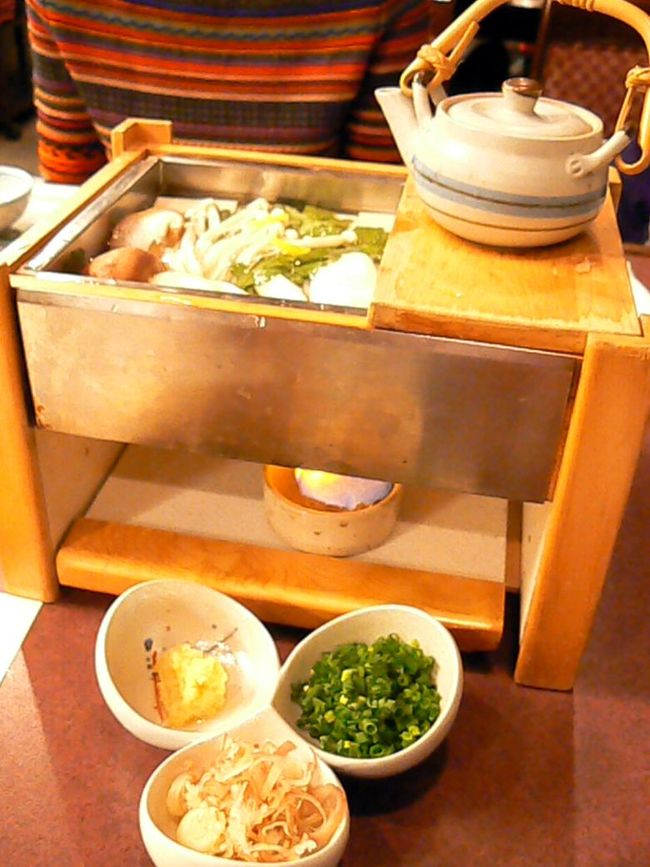 角屋の湯豆腐 ￥１，２６０−<br />試食販売で有名な忍野のとうふ店のお豆腐は、富士山からの名水を使っているそうです