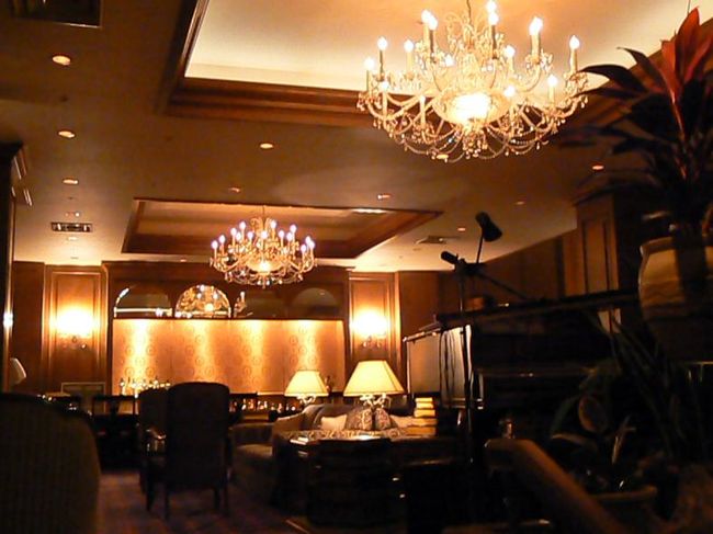 ひっそりと静かな夜のラウンジ