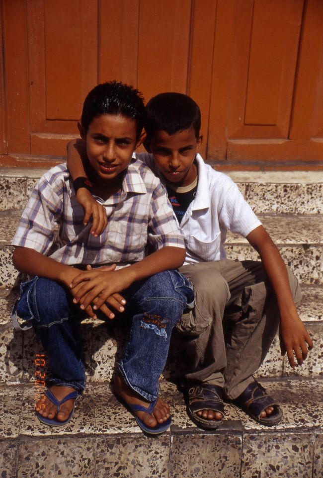 "Soora,soora!（写真、写真！）"　俺たちを撮ってよ、と言われて一枚。なかなか凛々しい。