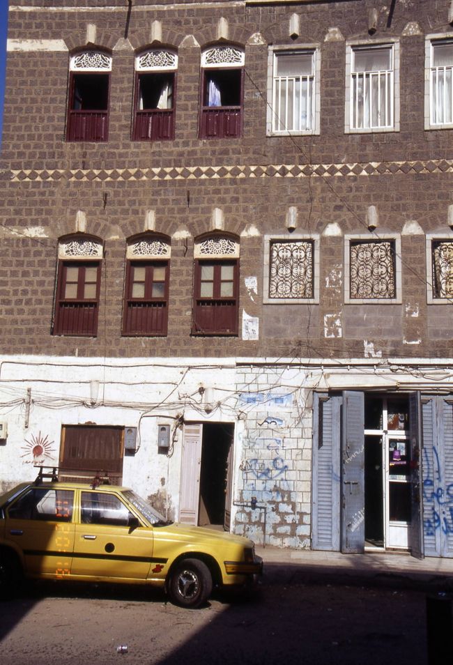 こんな感じの建物が建ち並ぶ、アデンの町。