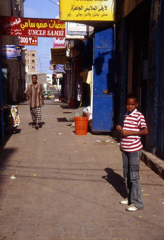 中東というよりも、南米やキューバを思わせるような写真。パキッと元気な原色がまぶしい。