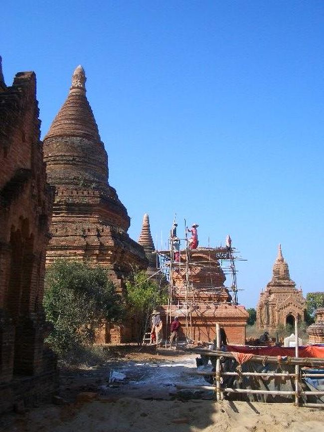 修復中の寺院。<br />1975年の大地震で多くの寺院が損壊したそうです。<br />