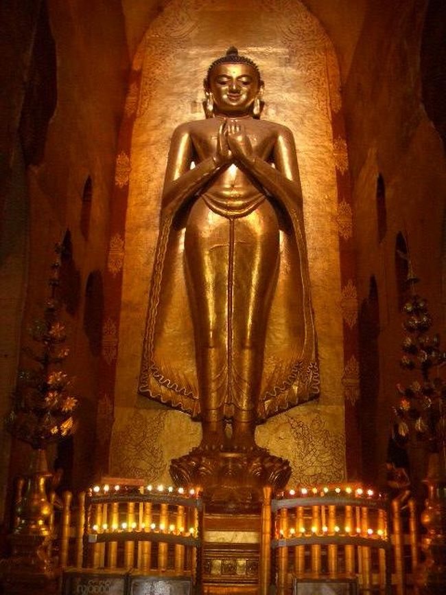 アーナンダー寺院内部の仏像。<br />全部で4体あります。