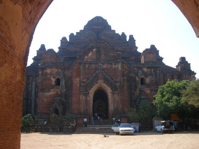 「ダマヤンヂー寺院」<br />バガン最大の寺院です。