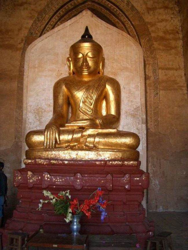 「ティーローミィンロー寺院」内部の仏像。