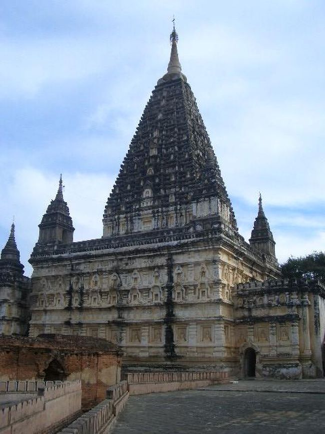 「マハーボディー・パヤー」<br />インドのブッダガヤにある寺院を模したそうです。