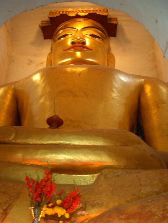 「マヌーハ寺院」内部の仏像。<br />窮屈そう．．．