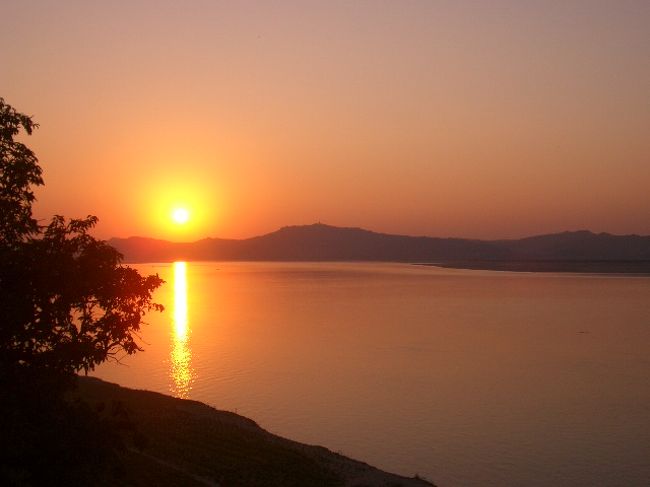 「ブーパヤー・パヤー」から眺めた夕陽。