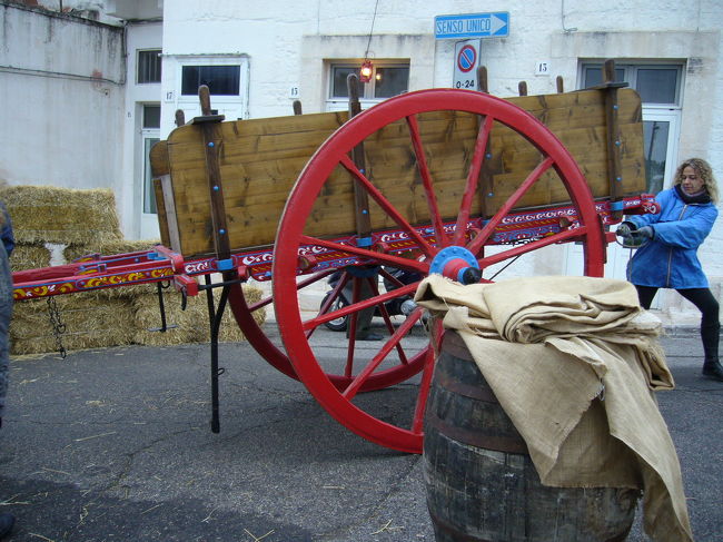 博物館？の前の手押し車。坂道だから移動も大変。