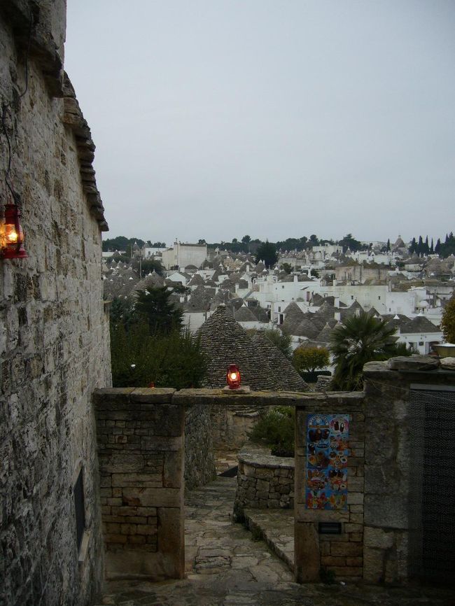 カフェの入り口から町全体をのぞむ