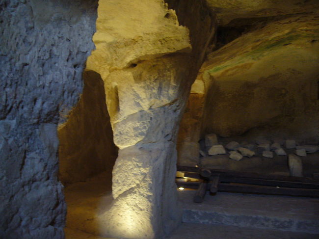 サッシの教会。薄暗くて手で掘った後が見えました。キリスト教のフレスコ画も。