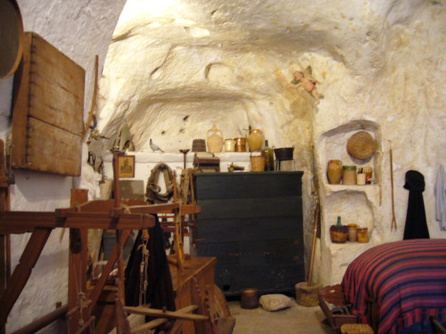 今は政令みたいな決定で人が住めなくなっているのですが、実際に数十年前まで人が住んでいたところを博物館として公開しています。家の中の一部分が馬や家畜の場所として確保された箇所、高床式のベッドなどがうかがえます。天井はさすがに高かった。あとは天然の雨水を利用した貯水タンクのようなものも、地下に作っていました。人間の知恵ってすごい。