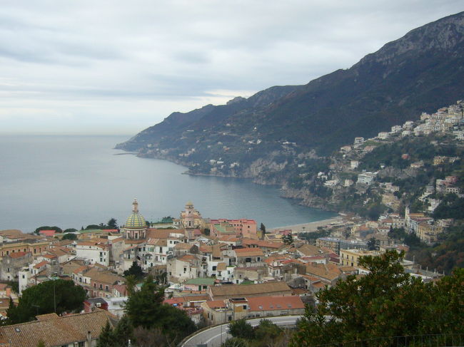 ポンペイからマテーラに行く途中の道からパチリ。切り立ったがけに沿うようにして住居が建っています。アマルフィ海岸は行かなかったけど、こんな感じかな。素敵でした。