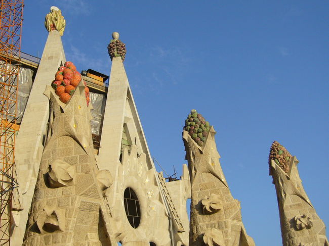 フルーツバスケットみたいなのがいくつも尖塔のてっぺんについています