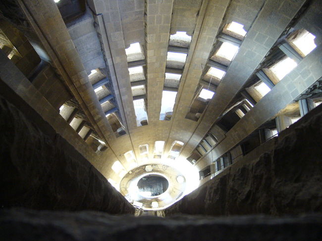 教会の尖塔の一つにエレベーターでのぼれるのですが、帰りは階段でおりるとこんなところを降りることに。怖い