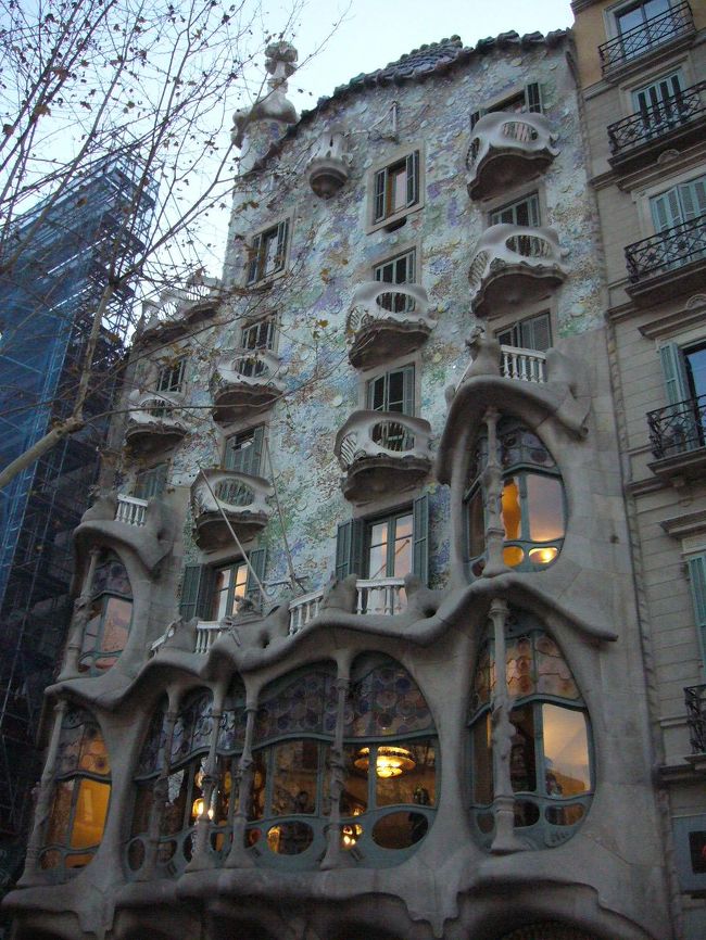 ガウディの手で大改装が行われた、カサ（家の意味）・バトリョ。海をモチーフにしているようです。