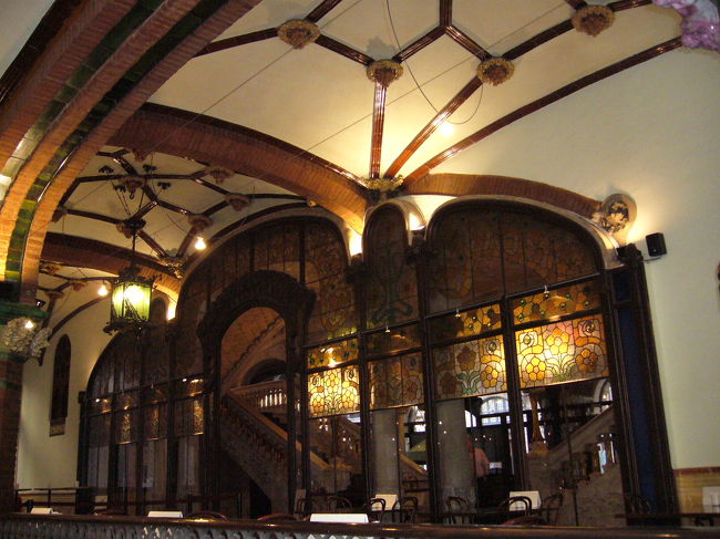 ガウディとともにモデルニスモ建築（19世紀末〜20世紀初頭にこの地方で興った芸術復興運動）の2大建築家と言われるモンタネールの手によるカタルーニャ音楽堂。こちらも自然のモチーフをふんだんに取り入れており、現在カフェになっているところは花がたくさん天井についていました。残念ながら中は撮影禁止ですが、素晴らしい内装でした。