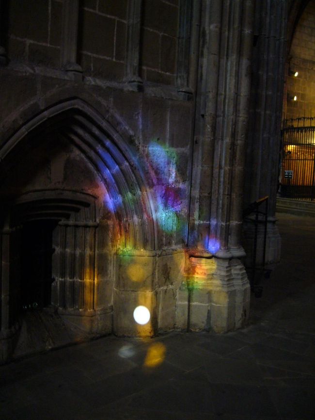 カテドラル内部がステンドグラスの光を受けてなないろに写されていました。