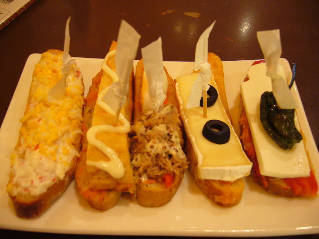 ランチで食べたピンチョ（パンの上にいろんな具を乗せたタパス）。これは美味かった！