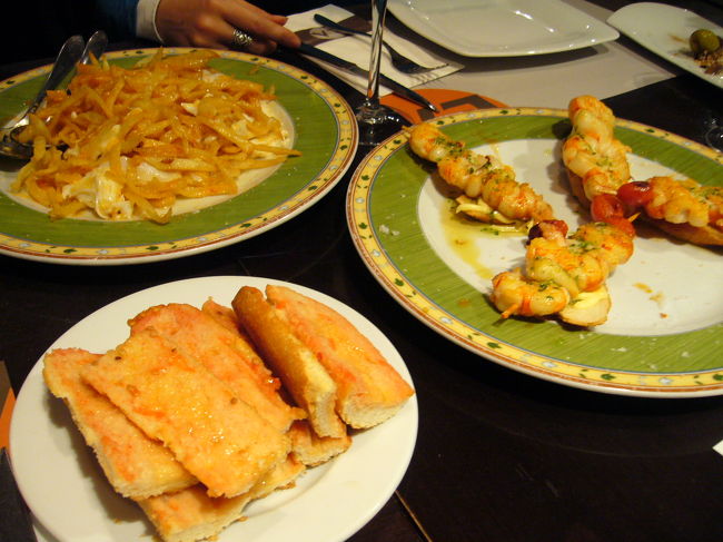 切ったパンににんにくとトマト、オリーブオイルで味付けした、パン・コン・トマテ、そして細くきったポテト<br />卵、チリを混ぜていためたタパス。