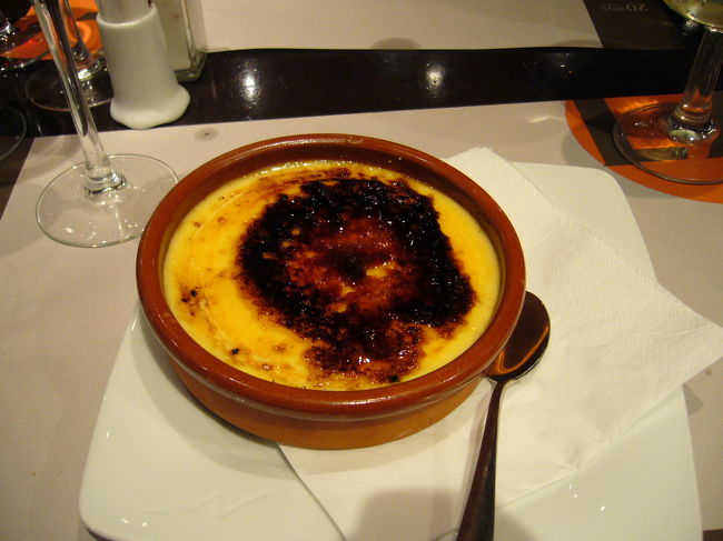 カスタードプリンの上にグラニュー糖をかけバーナーで表面を焦がしたデザート、クレマ・カタラナ。フランスのクリーム・ブリュレみたいなもんですね。甘すぎず、変なフレーバーも入ってなくて、とっても美味しかった。結構大きめだったけど、平らげてしまいました。
