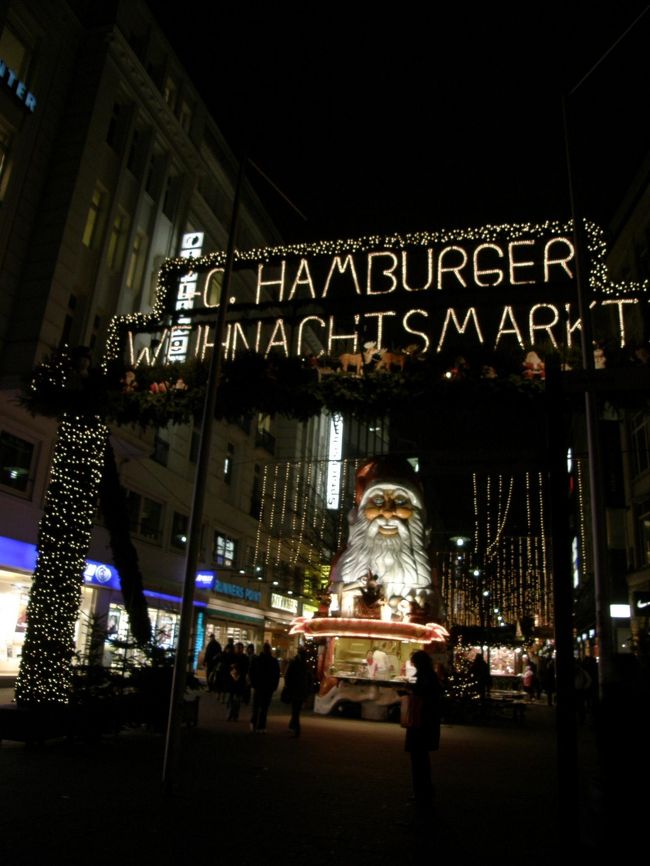 シュピターラー通りのマーケット。<br />40回目のマーケットだったもよう。<br />サンタさんの顔が怖い･･･(クレープ屋さんだったかな?)