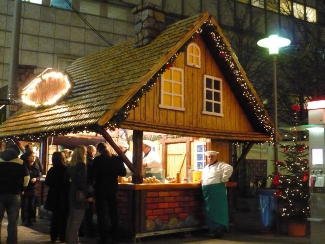 ソーセージのお店。<br />おじさんが置物みたい･･･。