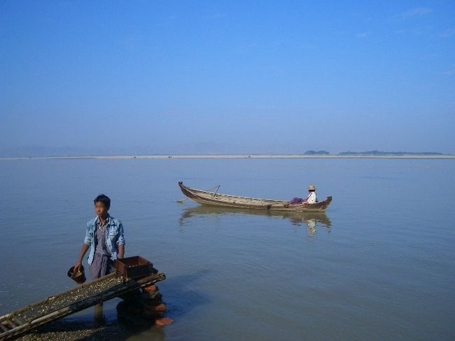 川で宝石を採っている男の子。