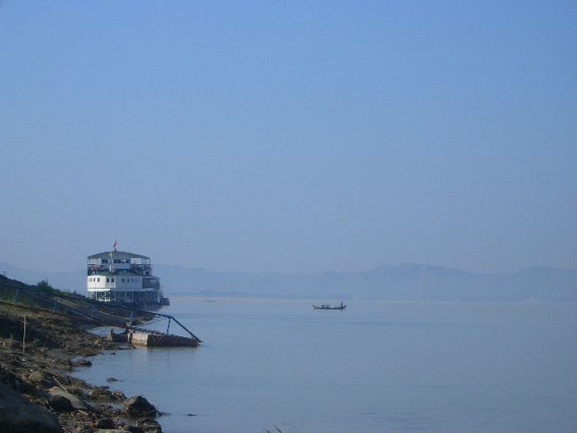 イラワジ川は広くてゆったりした流れ。