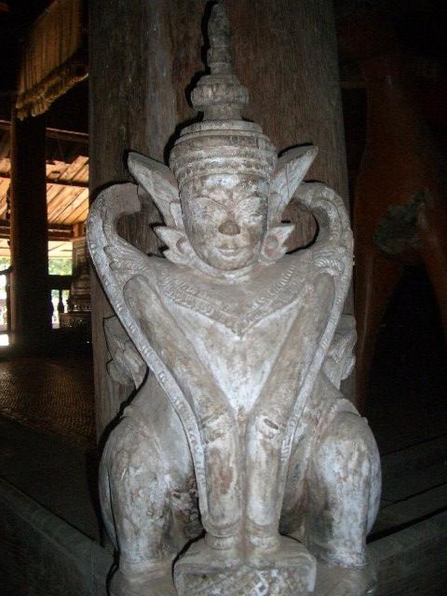 寺院内部の彫刻。